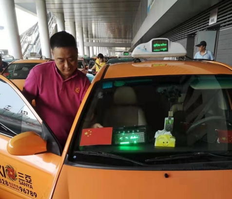 喜迎國(guó)慶，三亞出租汽車張貼國(guó)旗展愛(ài)國(guó)情懷